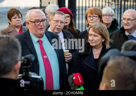 Pat Quinn (links), dessen 19-jähriger Bruder Frank Quinn beim Massaker von Ballymurphy getötet wurde, und Geraldine McGrattan, dessen Onkel Vater Hugh McMullan ebenfalls getötet wurde, sprechen mit Medien vor dem Laganside Court in Belfast, wo sie später heute im Rahmen der Ballymurphy-Inquest Beweise vorlegen sollen. Stockfoto