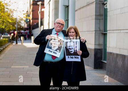 Pat Quinn (links) zeigt ein Bild seines 19-jährigen Bruders Frank Quinn mit seinem Arm um Geraldine McGrattan, der ein Bild ihres Onkels Pater Hugh McMullan hält, der beide während des Massakers von Ballymurphy getötet wurden. Herr Quinn und Frau McGrattan werden heute im Rahmen der Untersuchung der Ballymurphy am Gericht in Laganside Beweise vorlegen. Stockfoto