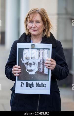 Geraldine McGrattan hat ein Bild ihres Onkels, Pater Hugh McMullan, der während des Massakers von Ballymurphy getötet wurde. Herr Quinn und Frau McGrattan werden heute im Rahmen der Untersuchung der Ballymurphy am Gericht in Laganside Beweise vorlegen. Stockfoto