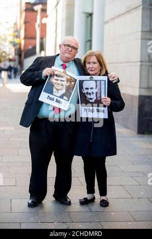 Pat Quinn (links) zeigt ein Bild seines 19-jährigen Bruders Frank Quinn mit seinem Arm um Geraldine McGrattan, der ein Bild ihres Onkels Pater Hugh McMullan hält, der beide während des Massakers von Ballymurphy getötet wurden. Herr Quinn und Frau McGrattan werden heute im Rahmen der Untersuchung der Ballymurphy am Gericht in Laganside Beweise vorlegen. Stockfoto