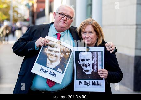 Pat Quinn (links) zeigt ein Bild seines 19-jährigen Bruders Frank Quinn mit seinem Arm um Geraldine McGrattan, der ein Bild ihres Onkels Pater Hugh McMullan hält, der beide während des Massakers von Ballymurphy getötet wurden. Herr Quinn und Frau McGrattan werden heute im Rahmen der Untersuchung der Ballymurphy am Gericht in Laganside Beweise vorlegen. Stockfoto