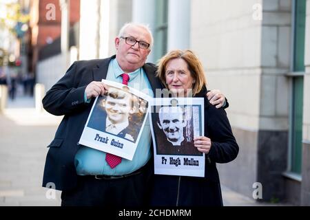 Pat Quinn (links) zeigt ein Bild seines 19-jährigen Bruders Frank Quinn mit seinem Arm um Geraldine McGrattan, der ein Bild ihres Onkels Pater Hugh McMullan hält, der beide während des Massakers von Ballymurphy getötet wurden. Herr Quinn und Frau McGrattan werden heute im Rahmen der Untersuchung der Ballymurphy am Gericht in Laganside Beweise vorlegen. Stockfoto