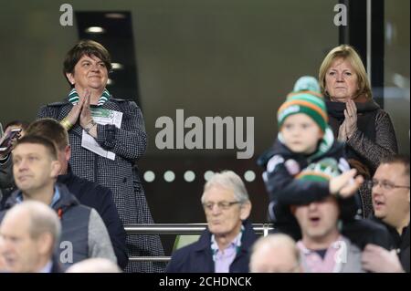 DUP-Chef Arlene Foster (links) nimmt an der internationalen Fußballmannschaft zwischen der Republik Irland und Nordirland im Aviva-Stadion in Dublin Teil. Stockfoto