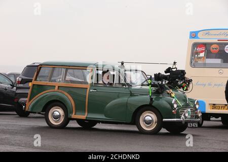 Roy Cropper von der Coronation Street, gespielt von David Neilson und Patti Clare, die Mary Taylor auf der Promenade von Blackpool beim Filmen in einem Auto spielen. Stockfoto