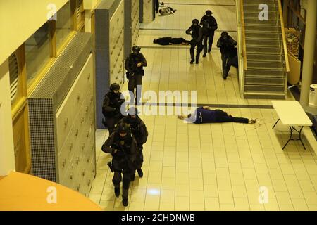 Die Redaktion HINWEIS: DIES IST EINE ÜBUNG Offiziere vom Gardasee Armed Response Unit nehmen an der Operation Barracuda, ein Training übung simulieren ein terroristischer Angriff, an der Dublin City University. Stockfoto