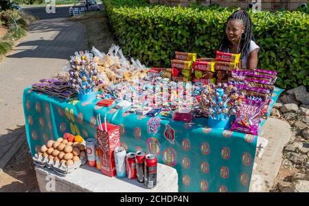 Johannesburg, Südafrika, 11. September - 2020: Informeller Straßenhändler, der Snacks von einem Tisch auf der Straße verkauft. Stockfoto