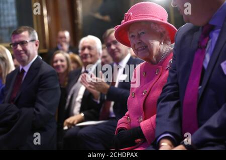 Königin Elizabeth II. Lächelt bei einem Besuch der Royal Institution of Chartered Surveyors (RICS) in London, um ihr 150-jähriges Bestehen zu feiern. Stockfoto