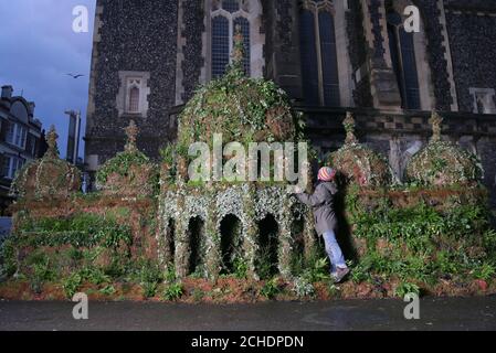 NUR FÜR REDAKTIONELLE VERWENDUNG Pflanzenexperte, Tomoko O'Reilly bringt den letzten Schliff zu einer 12 Fuß großen Nachbildung des Brighton Pavilion aus Pflanzen, erstellt von Seventh Generation und Plantlife auf der Ausstellung in Brighton, Menschen dazu zu ermutigen, eine Online-Petition zu unterzeichnen, die die Regierung auffordert, mehr in pflanzenbasierte Lösungen zur Bekämpfung des Klimawandels zu investieren. Stockfoto