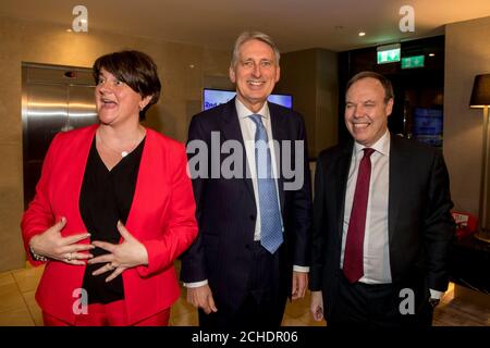 Schatzkanzler Philip Hammond (Mitte) im Crown Plaza Hotel in Belfast mit dem DUP-Führer Arlene Foster (links) und DUP-Führer in Westminster Nigel Dodds (rechts), vor einem privaten Abendessen mit Mitgliedern der DUP-Partei während seines Besuchs in Nordirland. PRESSEVERBAND siehe PA Story POLITIK Brexit Ulster. Datum: Freitag, 23. November 2018. Bildnachweis sollte lauten: Liam McBurney/PAWire Stockfoto