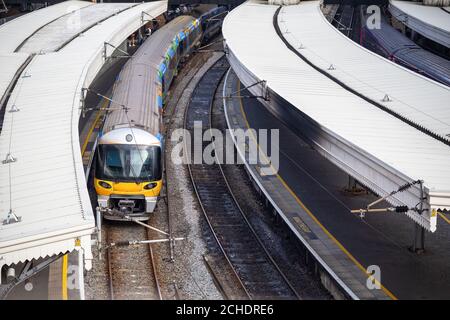 Bahnhof London Paddington, Züge warten auf Abfahrt Stockfoto