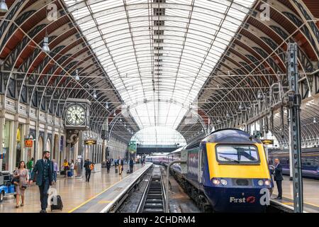 London, Großbritannien - 17. April 2019 - Paddington Station, ein berühmter Bahnhof im Zentrum von London Stockfoto