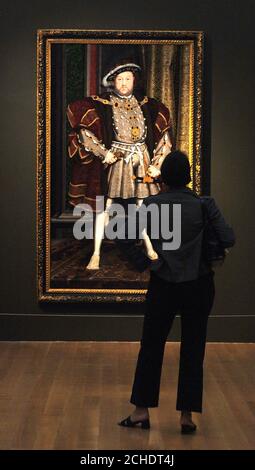 Eine Frau steht in der Nähe eines Holbein-Workshop-Portraits des britischen Königs Henry VIII während einer Pressevorschau der neuen Ausstellung Holbein in England in der Londoner Tate Britain. Stockfoto