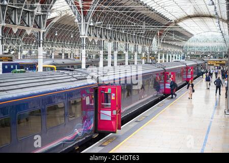 London, Großbritannien - 17. April 2019 - Passagiere, die am Bahnhof London Paddington in den Zug einsteigen Stockfoto