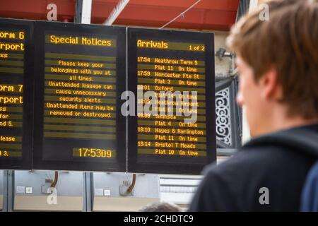 Rückansicht eines Fahrgastkontrollfahrplans in London Bahnhof Paddington Stockfoto