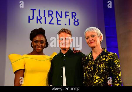 2018 Turner-Preisträgerin Charlotte Prodger (Mitte) mit Chimamanda Ngozi Adichie (links) und Tate-Direktorin Maria Balshaw bei der Preisverleihung in der Tate Britain in London. Stockfoto