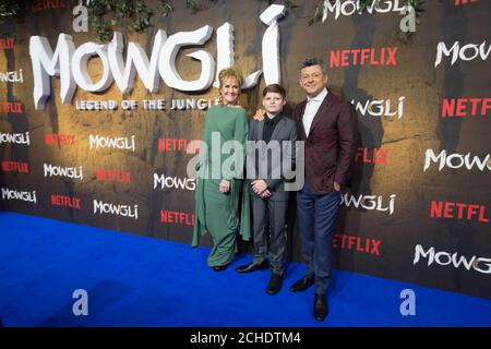 Links-rechts Lorraine Ashbourne, Louis Ashbourne Serkis und Andy Serkis kommen zur Premiere von Mowgli: Legend of the Jungle im Curzon Mayfair Stockfoto