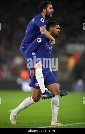 Chelsea's Ruben Loftus-Cheek (rechts) feiert das erste Tor seiner Mannschaft mit Teamkollege Cesc Fabregas während des Premier League-Spiels in Molineux, Wolverhampton. Stockfoto