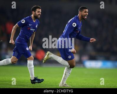 Chelsea's Ruben Loftus-Cheek (rechts) feiert das erste Tor seiner Mannschaft mit Teamkollege Cesc Fabregas während des Premier League-Spiels in Molineux, Wolverhampton. Stockfoto