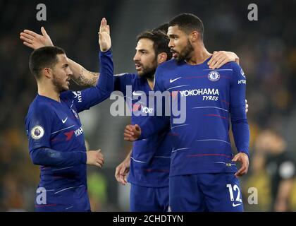 Chelsea's Ruben Loftus-Cheek (rechts) feiert das erste Tor seiner Mannschaft im Spiel mit den Teamkollegen Eden Hazard (links) und Cesc Fabregas während des Premier League-Spiels in Molineux, Wolverhampton. Stockfoto