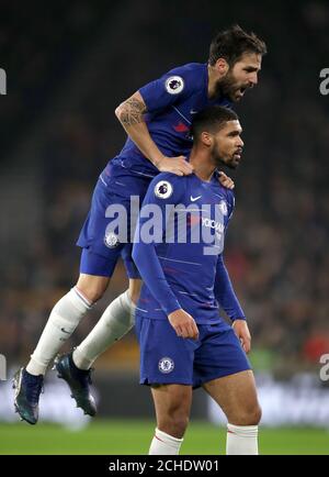 Chelsea's Ruben Loftus-Cheek (rechts) feiert das erste Tor seiner Mannschaft mit Teamkollege Cesc Fabregas während des Premier League-Spiels in Molineux, Wolverhampton. Stockfoto