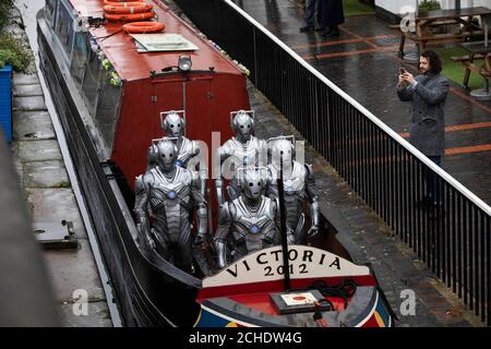 REDAKTIONELLE VERWENDUNG NUR Cybermen kommen in Birmingham an, um die Veröffentlichung der ersten Runde von Tickets zu markieren, die für BBC Studios und Escape Hunt's bevorstehende Doctor Who Live Escape Game - Worlds Collide zum Verkauf stehen, die im Januar in der Stadt eröffnet wird. Stockfoto