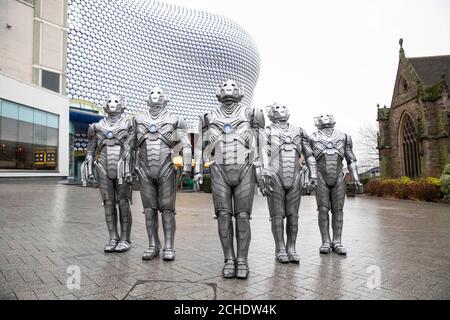 REDAKTIONELLE VERWENDUNG NUR Cybermen kommen in Birmingham an, um die Veröffentlichung der ersten Runde von Tickets zu markieren, die für BBC Studios und Escape Hunt's bevorstehende Doctor Who Live Escape Game - Worlds Collide zum Verkauf stehen, die im Januar in der Stadt eröffnet wird. Stockfoto