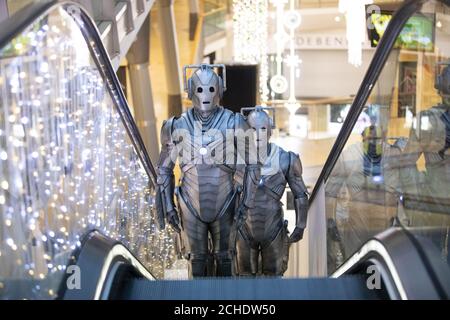 Cybermen kommen in Birmingham an, um die Veröffentlichung der ersten Runde von Tickets zu markieren, die für BBC Studios und Escape Hunt's anstehendes Doctor Who Live Escape Game - Worlds Collide zum Verkauf stehen, das im Januar in der Stadt eröffnet wird. Stockfoto