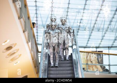 REDAKTIONELLE VERWENDUNG NUR Cybermen kommen in Birmingham an, um die Veröffentlichung der ersten Runde von Tickets zu markieren, die für BBC Studios und Escape Hunt's bevorstehende Doctor Who Live Escape Game - Worlds Collide zum Verkauf stehen, die im Januar in der Stadt eröffnet wird. Stockfoto