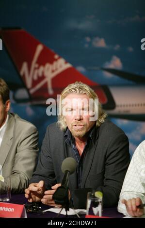 Der Vorsitzende von Virgin Atlantic, Sir Richard Branson, sprach auf einer Pressekonferenz in New York, auf der er Pläne zur Reduzierung der CO2-Emissionen aus dem Luftverkehr um 25 % vorstellte. Stockfoto