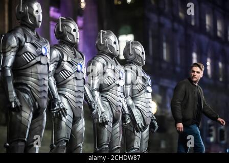 REDAKTIONELLE VERWENDUNG NUR Cybermen kommen in Leeds, um die Veröffentlichung der ersten Runde von Tickets zum Verkauf für BBC Studios und Escape Hunt bevorstehende Doctor Who Live Escape Game Ð Worlds Collide, die in der Stadt im Januar eröffnet. Stockfoto