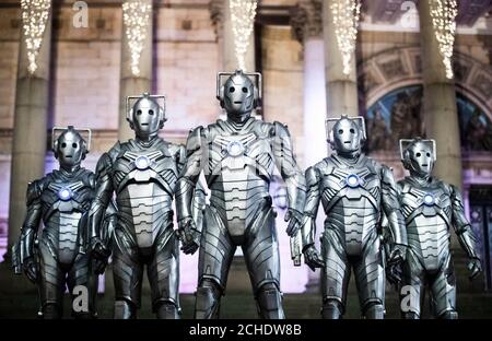 REDAKTIONELLE VERWENDUNG NUR Cybermen kommen in Leeds, um die Veröffentlichung der ersten Runde von Tickets zum Verkauf für BBC Studios und Escape Hunt bevorstehende Doctor Who Live Escape Game Ð Worlds Collide, die in der Stadt im Januar eröffnet. Stockfoto