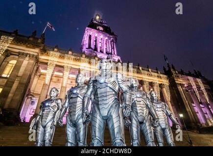 REDAKTIONELLE VERWENDUNG NUR Cybermen kommen in Leeds, um die Veröffentlichung der ersten Runde von Tickets zum Verkauf für BBC Studios und Escape Hunt bevorstehende Doctor Who Live Escape Game Ð Worlds Collide, die in der Stadt im Januar eröffnet. Stockfoto