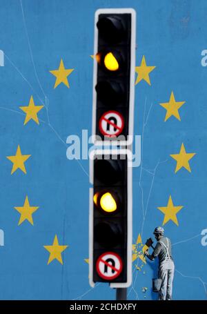 Ein Blick auf die banksy Brexit Wandbild in Dover, Kent, der ein Mann von chipping auf der EU-Flagge. Premierminister Theresa May wird Ihr Brexit deal zurück ins House of Commons' vor Januar 21', offizieller Sprecher des Ministerpräsidenten gesagt hat. Stockfoto