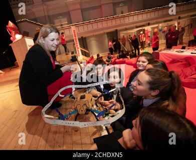 REDAKTIONELLE VERWENDUNG NUR Luftfahrtministerin Baroness Sugg spricht mit Schülern aus Denmark Road High, Gloucester, über ihren Quadcopter beim nationalen Finale der vierten jährlichen Quadcopter Challenge von Raytheon in Birmingham. Stockfoto