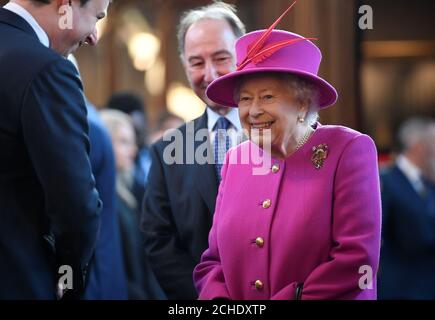 Königin Elizabeth II. Besucht die Honourable Society of Lincoln's Inn in London, um offiziell ihre neue Lehreinrichtung, das Ashworth Centre, zu eröffnen und die kürzlich renovierte Great Hall neu zu beleben. Stockfoto