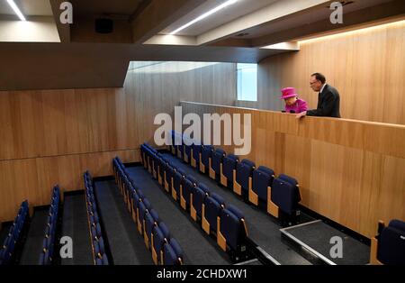 Königin Elizabeth II. Besucht die Honourable Society of Lincoln's Inn in London, um offiziell ihre neue Lehreinrichtung, das Ashworth Centre, zu eröffnen und die kürzlich renovierte Great Hall neu zu beleben. Stockfoto