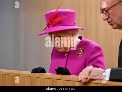 Königin Elizabeth II. Besucht die Honourable Society of Lincoln's Inn in London, um offiziell ihre neue Lehreinrichtung, das Ashworth Centre, zu eröffnen und die kürzlich renovierte Great Hall neu zu beleben. Stockfoto