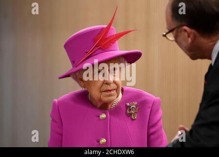 Königin Elizabeth II. Besucht die Honourable Society of Lincoln's Inn in London, um offiziell ihre neue Lehreinrichtung, das Ashworth Centre, zu eröffnen und die kürzlich renovierte Great Hall neu zu beleben. Stockfoto