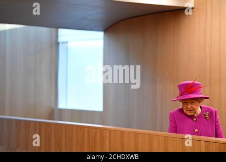 Königin Elizabeth II. Besucht die Honourable Society of Lincoln's Inn in London, um offiziell ihre neue Lehreinrichtung, das Ashworth Centre, zu eröffnen und die kürzlich renovierte Great Hall neu zu beleben. Stockfoto