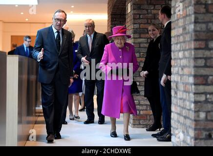 Königin Elizabeth II. Besucht die Honourable Society of Lincoln's Inn in London, um offiziell ihre neue Lehreinrichtung, das Ashworth Centre, zu eröffnen und die kürzlich renovierte Great Hall neu zu beleben. Stockfoto