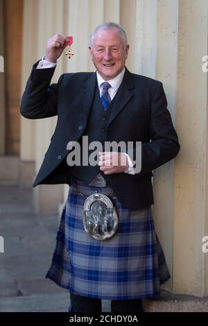 Robert Edwards mit seiner OBE (Officer of the Order of the British Empire), die bei einer Investiturfeier im Buckingham Palace, London, überreicht wurde. Stockfoto