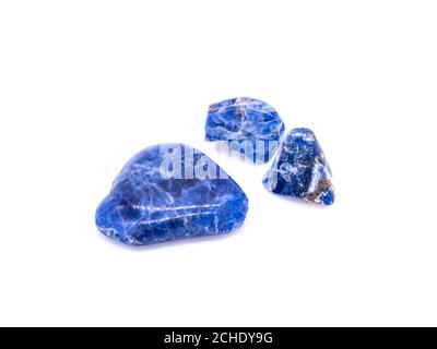 Mineralische Sodalit Edelsteine auf weißem Hintergrund Stockfoto