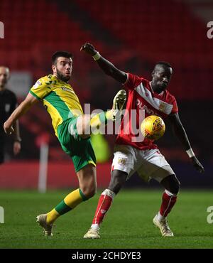 Grant Hanley von Norwich City (links) und Famara Diedhiou von Bristol City während des Sky Bet Championship-Spiels am Ashton Gate in Bristol. Stockfoto