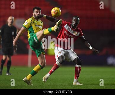 Grant Hanley von Norwich City (links) und Famara Diedhiou von Bristol City während des Sky Bet Championship-Spiels am Ashton Gate in Bristol. Stockfoto