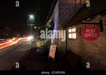 Gesperrt bis 0001 Dienstag Dezember 18 REDAKTIONELLE NUTZUNG NUR EINE allgemeine Ansicht des Plough Inn im Dorf Marsh Gibbon, Aylesbury Vale, Buckinghamshire. Der Pub beherbergt eine Postfiliale, die von Dienstag bis Sonntag von 12:00 bis 23:00 Uhr geöffnet ist und somit der perfekte Halt für alle ist, die Karten und Geschenke versenden und gleichzeitig Weihnachtsstimmung genießen möchten. Stockfoto