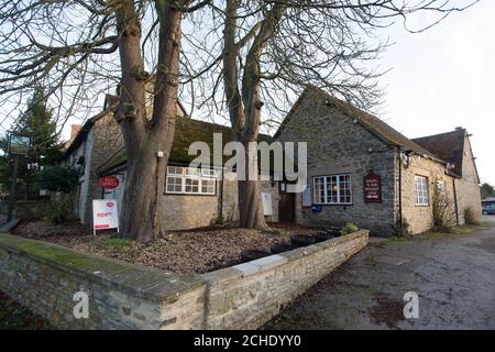 Gesperrt bis 0001 Dienstag Dezember 18 REDAKTIONELLE NUTZUNG NUR EINE allgemeine Ansicht des Plough Inn im Dorf Marsh Gibbon, Aylesbury Vale, Buckinghamshire. Der Pub beherbergt eine Postfiliale, die von Dienstag bis Sonntag von 12:00 bis 23:00 Uhr geöffnet ist und somit der perfekte Halt für alle ist, die Karten und Geschenke versenden und gleichzeitig Weihnachtsstimmung genießen möchten. Stockfoto