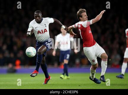 Tottenham Hotspur's Moussa Sissoko (links) und Arsenal's Nacho Monreal kämpfen um den Ball während des Carabao Cup Quarter Final Match im Emirates Stadium, London. Stockfoto