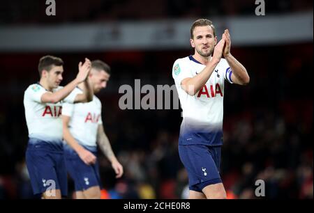 Harry Kane von Tottenham Hotspur begrüßt die Fans nach dem Carabao Cup Quarter Final im Emirates Stadium, London. Stockfoto