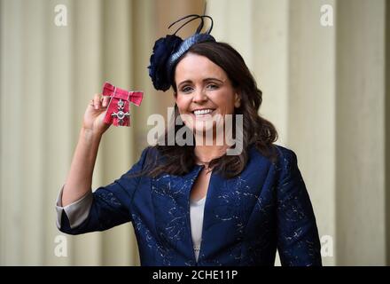 Sara Booth mit ihrer OBE, die ihr der Prinz von Wales während einer Investiturzeremonie im Buckingham Palace, London, überreicht hat. Stockfoto