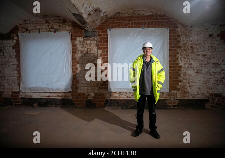 REDAKTIONELLE VERWENDUNG NUR Künstler Andy McKeown enthüllt eine Lichtinstallation im ältesten Eisenrahmen-Gebäude von worldÕs, der denkmalgeschützten Hauptmühle in Shrewsbury Flaxmill Maltings, da Historic England die Phase der Gerüstentfernung des £28 Millionen Restaurierungsprojekts feiert. Stockfoto